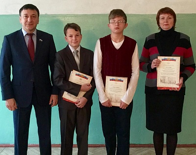 Владимир Афонский наградил учащихся Ревякинской средней школы - лауреатов регионального творческого конкурса